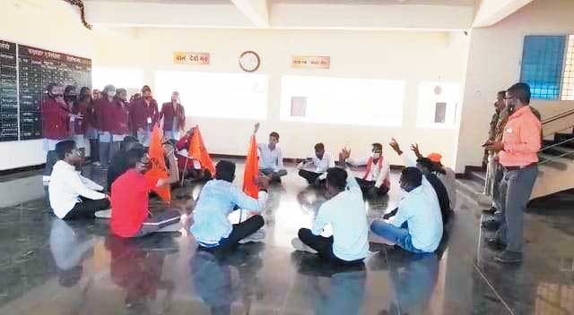 एकलव्य बेसोली के 2 बच्चे लापता एबीवीपी ने किया आंदोलन