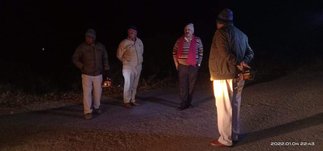 हाथी दल सडक़ पर, रामचंद्रपुर-सनावल मार्ग 12 घंटे रहा बंद, घरों को कराया खाली