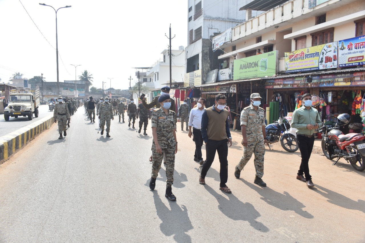 जिला व पुलिस प्रशासन ने निकाला फ्लैगमार्च, जिले में धारा 144