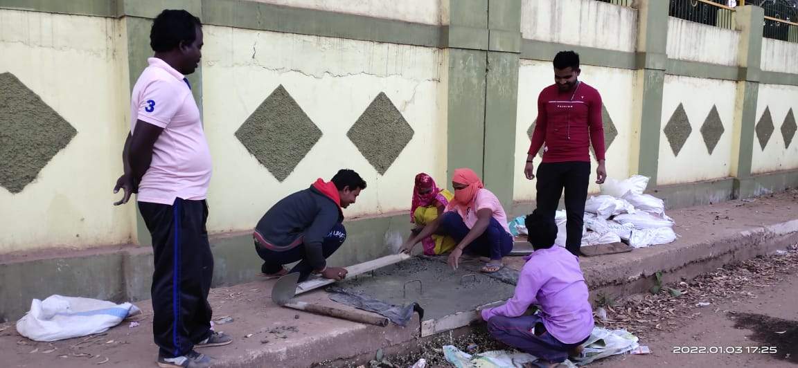 नाली के गड्ढे को बंद किया जा रहा