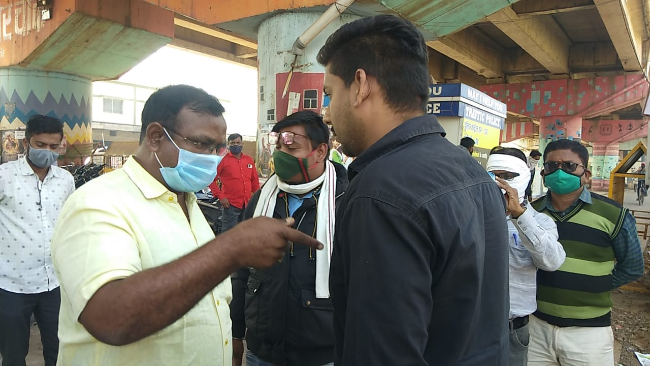 निगम ने की बिना मास्क वालों पर कार्रवाई निगम ने की बिना मास्क वालों पर कार्रवाई