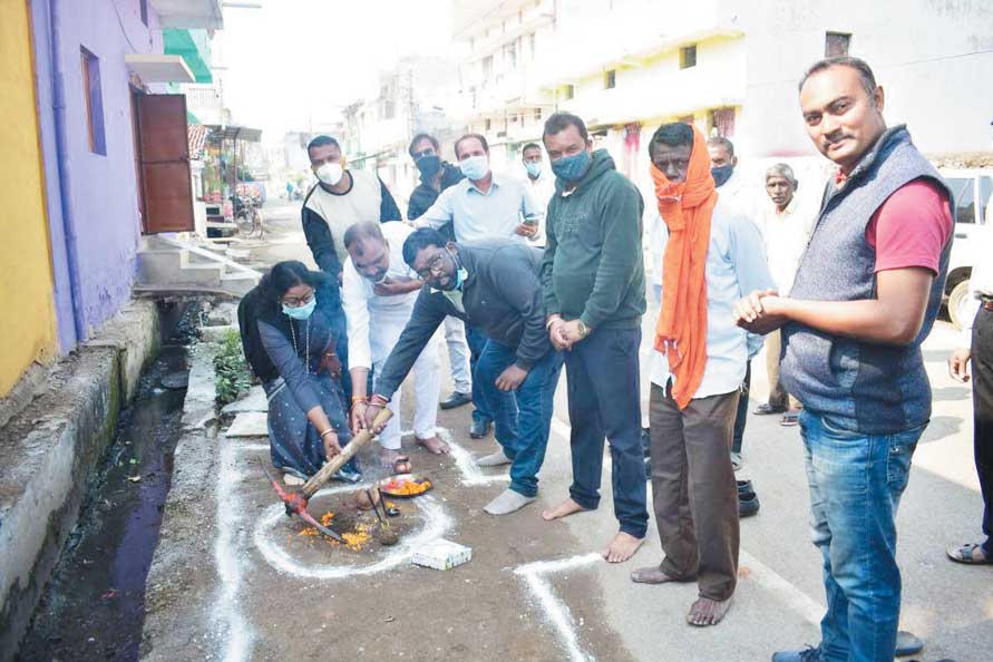 मेयर ने किया रोड-नाली निर्माण का भूमिपूजन मेयर ने किया रोड-नाली निर्माण का भूमिपूजन