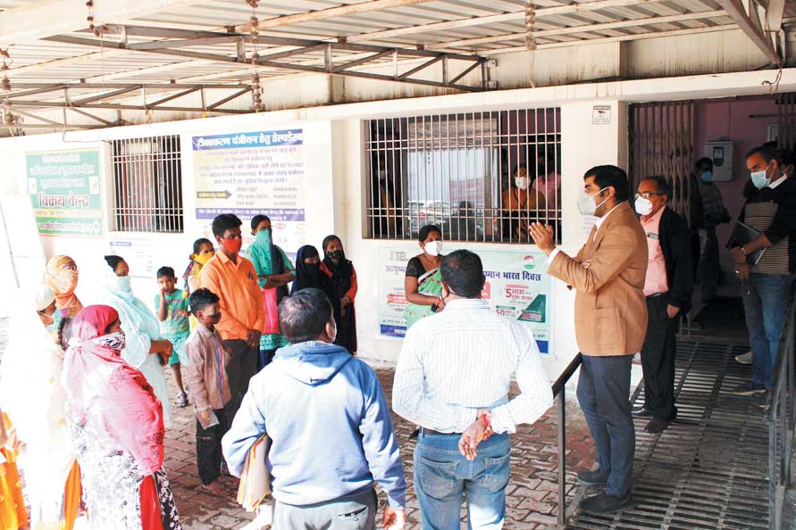 पीएम आवास में 14 परिवारों का बेजा कब्जा, खाली करने पर केरोसीन डालकर जलने की दी धमकी पीएम आवास में 14 परिवारों का बेजा कब्जा, खाली करने पर केरोसीन डालकर जलने की दी धमकी