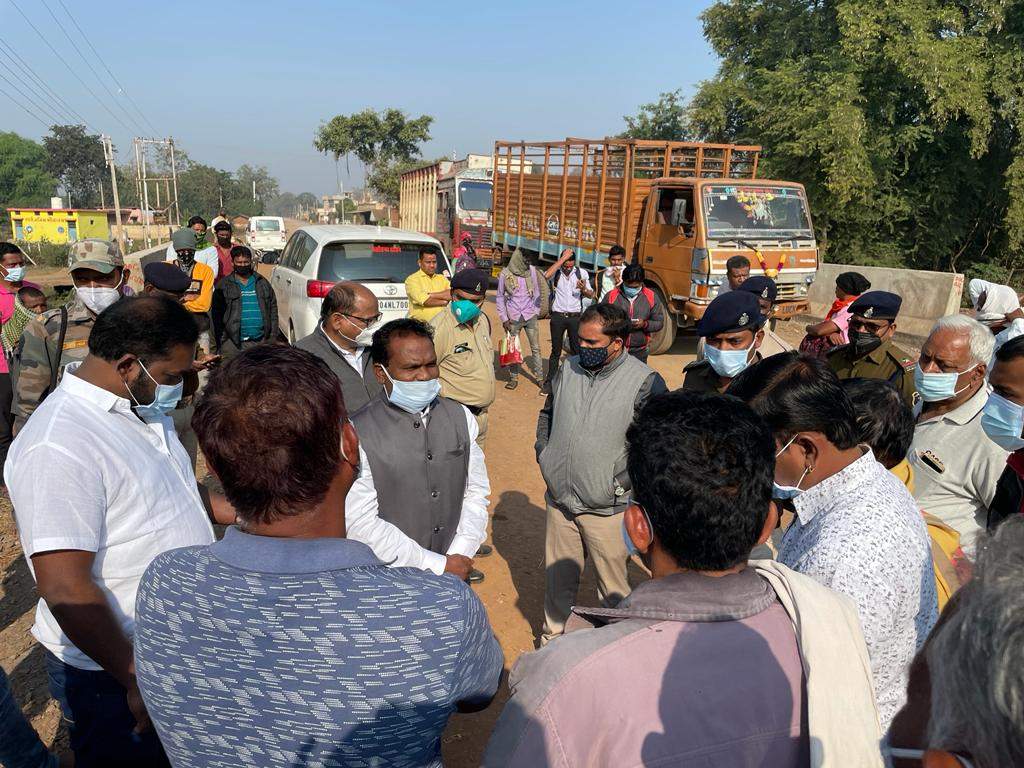 कलेक्टर की समझाइश के बाद उमरदा में धरना समाप्त