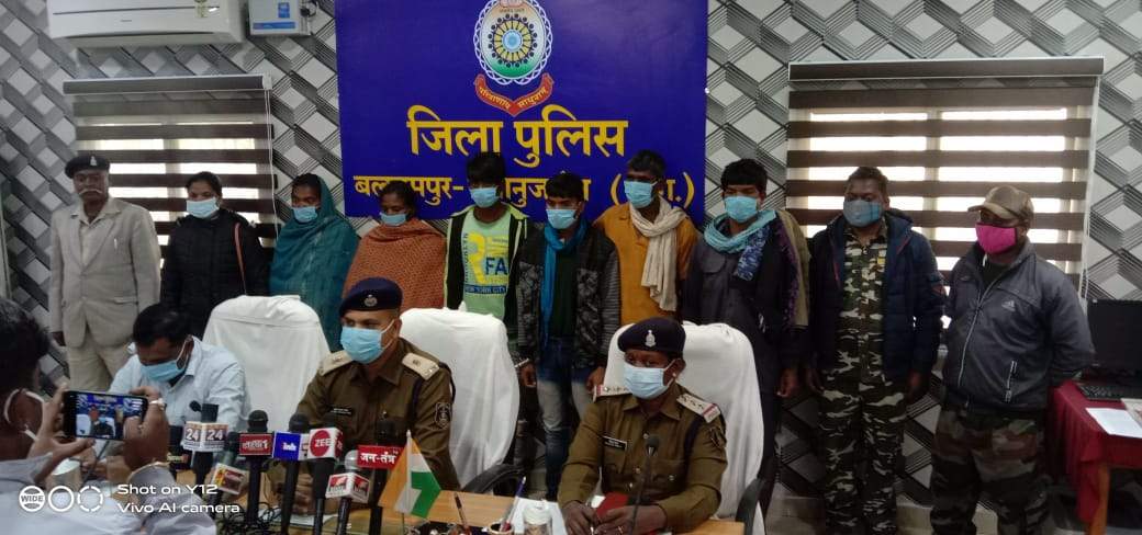 जमीन विवाद मेें हुई थी ग्रामीण की हत्या, 6 बंदी जमीन विवाद मेें हुई थी ग्रामीण की हत्या, 6 बंदी