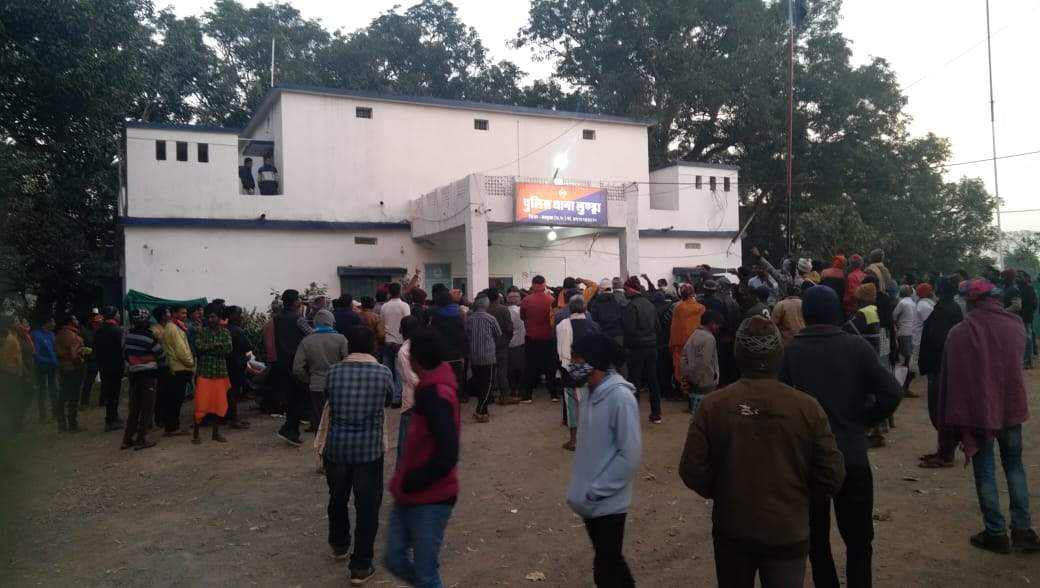 पिकनिक मनाते विवाद, दर्जन से अधिक लोगों ने पंचायत सचिव के घर घुसकर परिवारजनों को पीटा, 15 पर जुर्म दर्ज