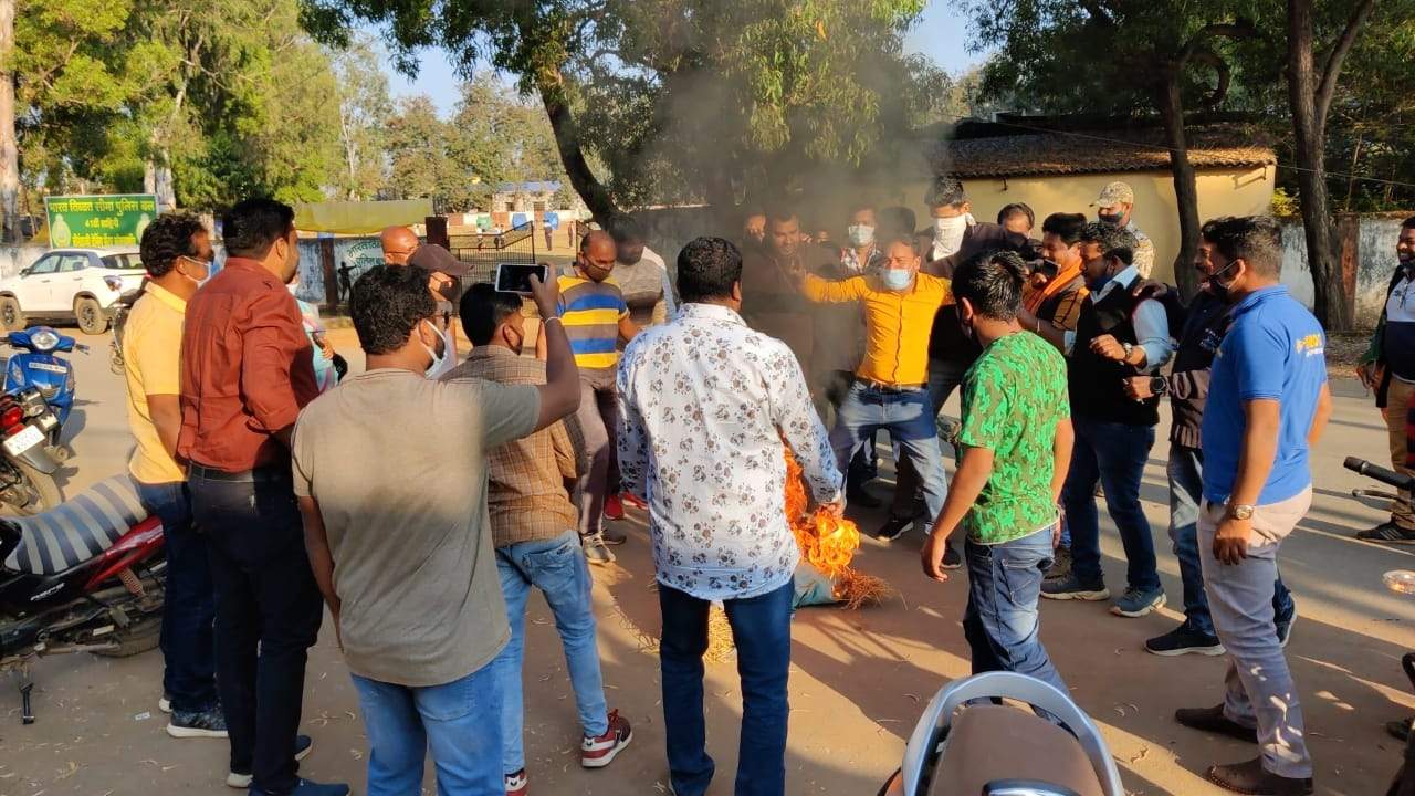 भाजपाईयों ने पंजाब के सीएम का पुतला फूंका