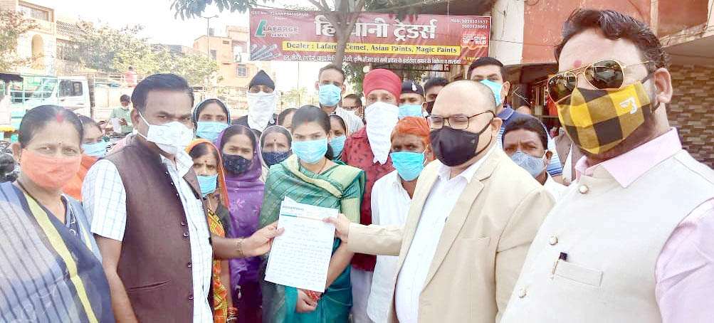 पट्टा वितरण कराने की मांग को लेकर पार्षद ने एसडीएम को ज्ञापन सौंपा पट्टा वितरण कराने की मांग को लेकर पार्षद ने एसडीएम को ज्ञापन सौंपा