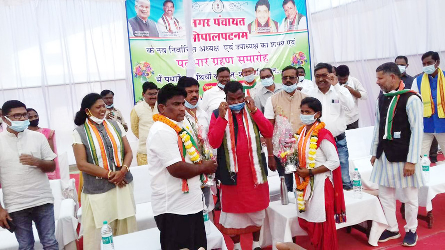 भोपालपटनम में नव निर्वाचित पंचायत अध्यक्ष एवं उपाध्यक्ष का शपथ ग्रहण