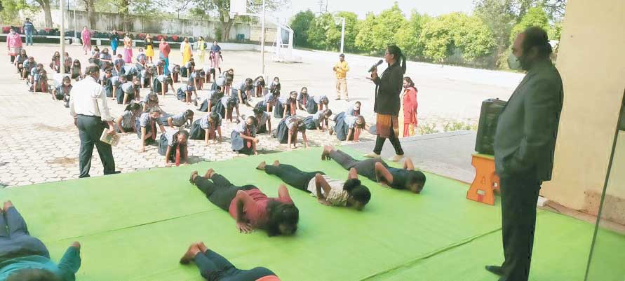 विद्यार्थियों और शिक्षकों ने किया सूर्य नमस्कार विद्यार्थियों और शिक्षकों ने किया सूर्य नमस्कार