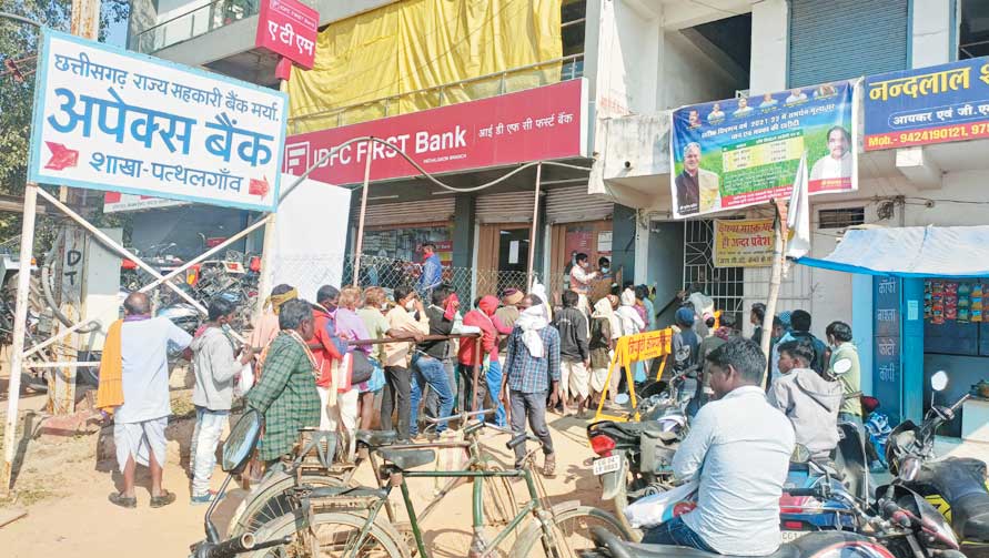 संक्रमण का खतरा, पैसे निकालने बैंक में लगी लंबी कतार