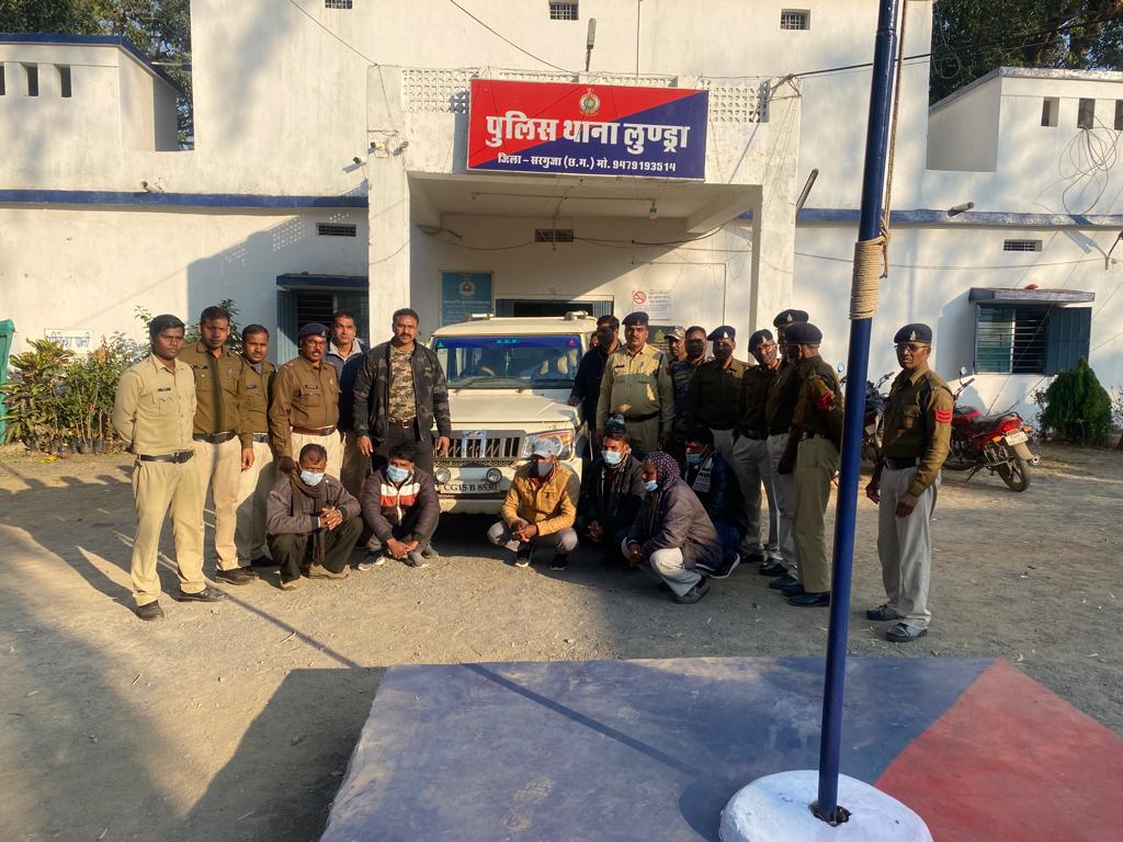 पिकनिक मनाते विवाद, सचिव के घर घुसकर परिवारजनों की पिटाई, 13 बंदी, वाहन जब्त