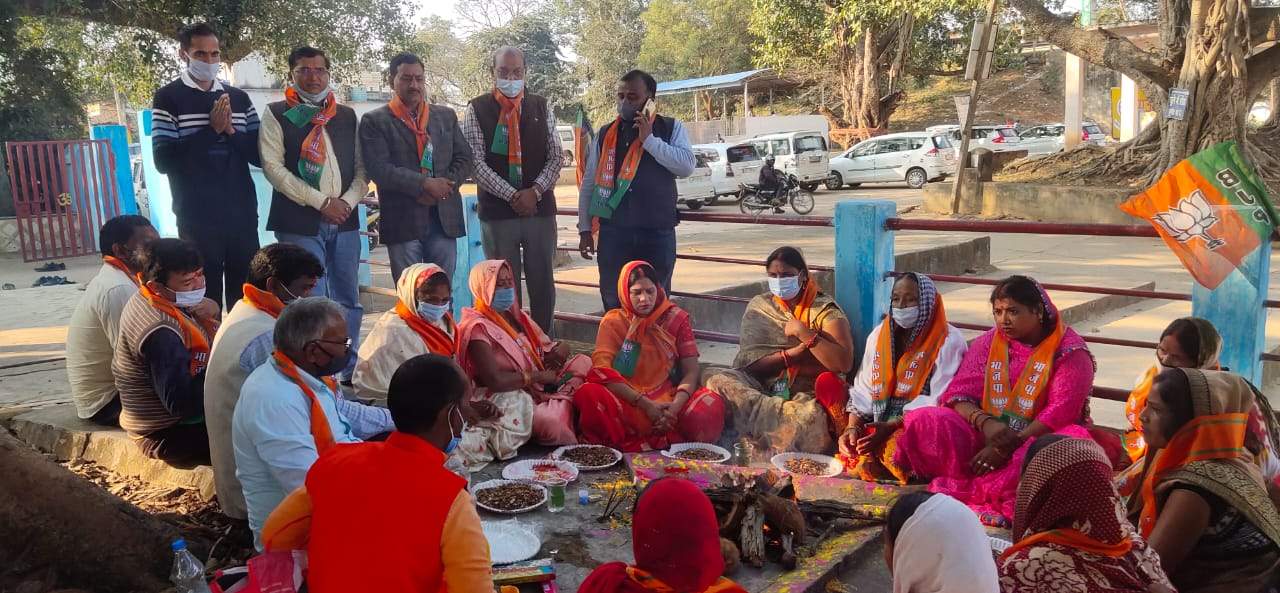 मोदी की दीर्घायु के लिए भाजपा महिला मोर्चा ने किया यज्ञ-हवन