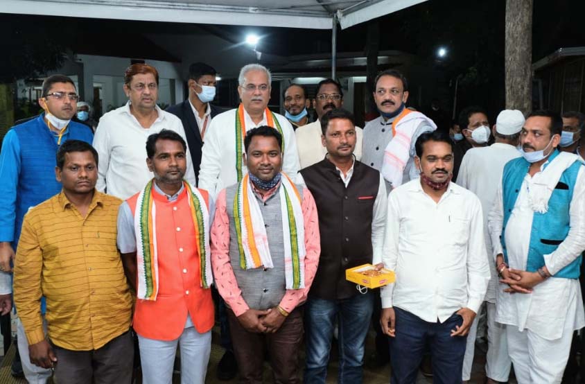 सीएम से मिले खैरागढ़ के अध्यक्ष-उपाध्यक्ष और पार्षद सीएम से मिले खैरागढ़ के अध्यक्ष-उपाध्यक्ष और पार्षद
