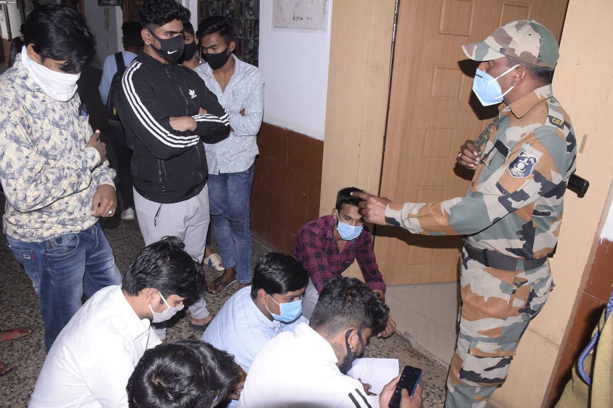 कॉलेज-स्कूल बंद कराने कलेक्टर के मीटिंग हॉल के बाहर प्रदर्शन