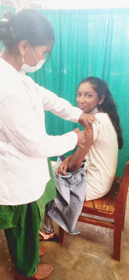 15 से 18 आयु के 800 से अधिक स्कूली बच्चों ने लगवाया टीका