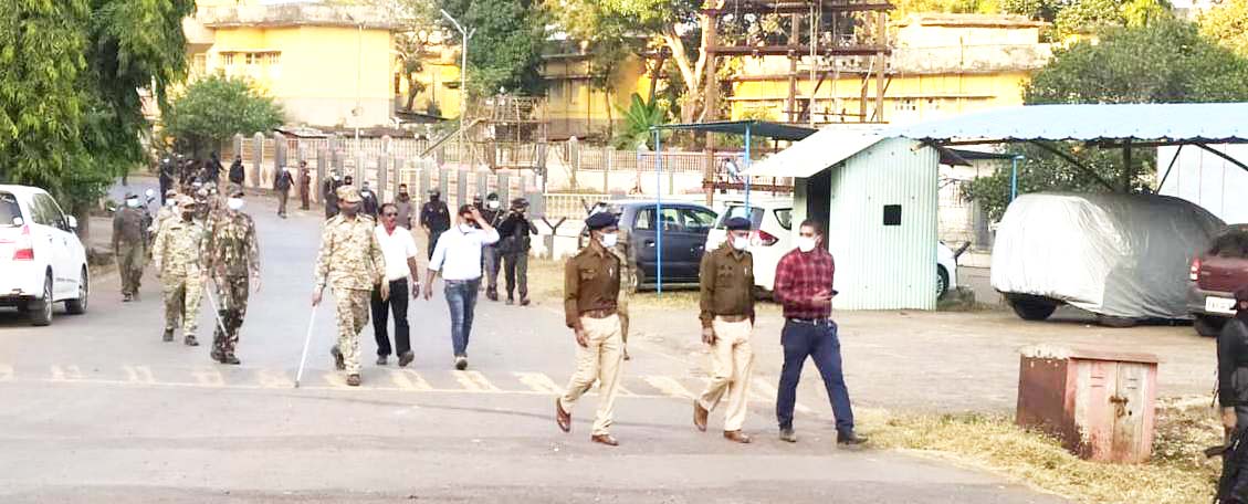 कोरोना से बचाव के लिए नगरीय व पुलिस प्रशासन ने निकाला फ्लैग मार्च