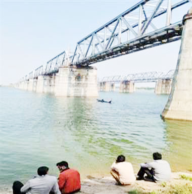 ट्रेन की चपेट में 2 मौतें, एक नदी में कूदा, तलाश जारी ट्रेन की चपेट में 2 मौतें, एक नदी में कूदा, तलाश जारी