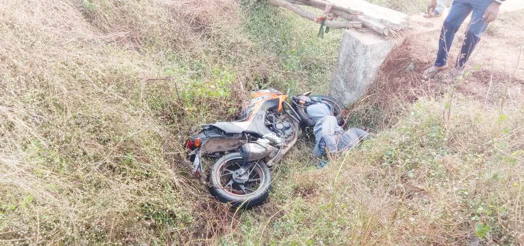 बाइक में पुल से टकराकर नीचे गिरे युवक रात भर तड़पते रहे  