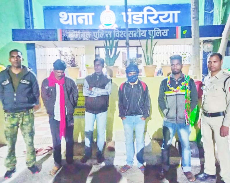 8 जुआरी गिरफ्तार 8 जुआरी गिरफ्तार