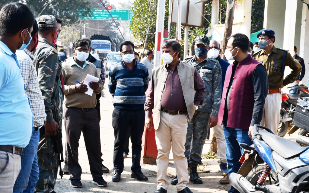 कोरोना सुरक्षा उपाय का पालन करवाने फ्लैग मार्च