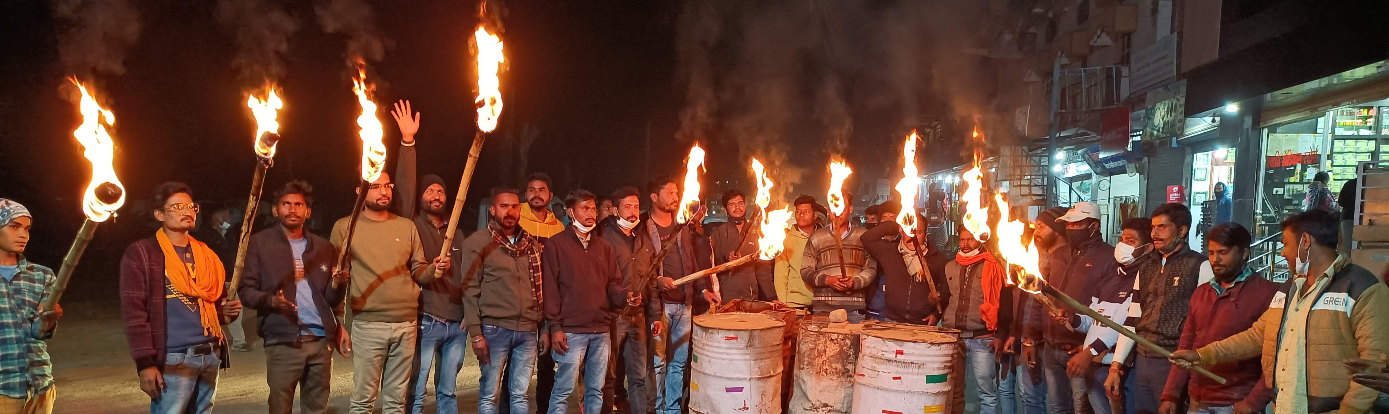 पंजाब के सीएम का पुतला दहन, मशाल जुलूस निकाल विरोध प्रदर्शन