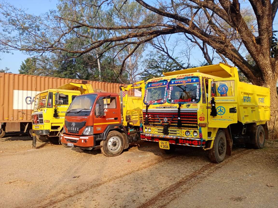 चूना पत्थर-रेत का अवैध परिवहन, 4 गाडिय़ां जब्त