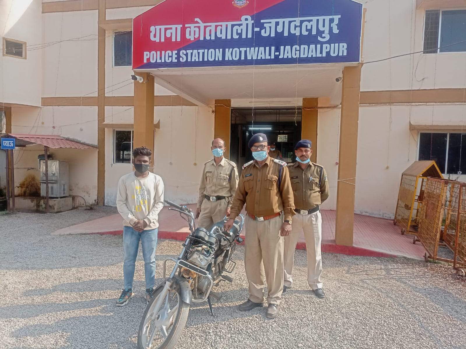 गुम बाइक को खोजकर मालिक को सौंपा