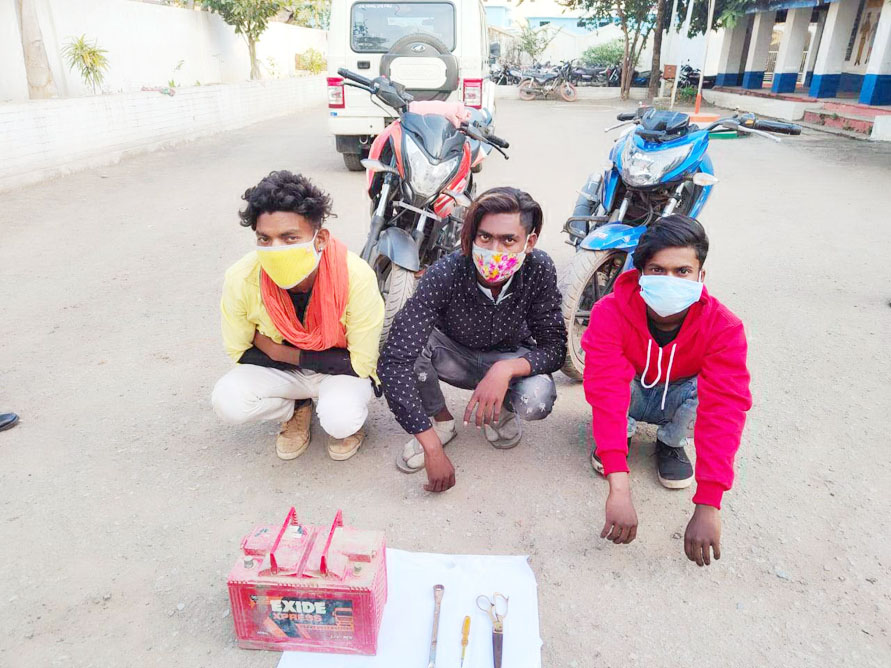ढाबा पास खड़ी ट्रक की बैटरी चुराए तीन युवक धरे गए