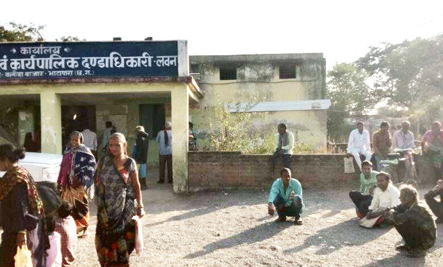 लवन तहसील दफ्तर दो कोटवारों के भरोसे चल रहा, पक्षकार परेशान लवन तहसील दफ्तर दो कोटवारों के भरोसे चल रहा, पक्षकार परेशान