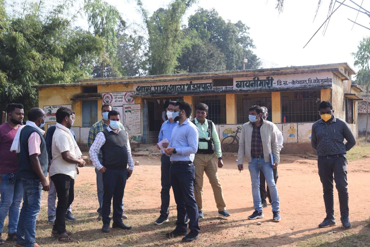 कलेक्टर ने संवेदनशील क्षेत्रों में पहुंच कर सुनीं समस्याएं