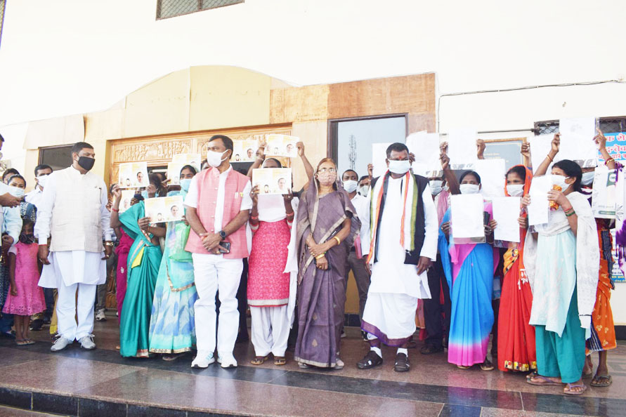 मंत्री ने दिए वन अधिकार पत्र