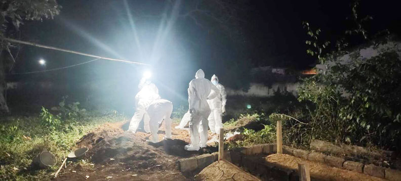 कोरोना संक्रमित महिला का सुरक्षा व्यवस्था के बीच अंतिम संस्कार