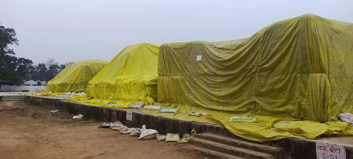 उपार्जन केंद्रों में तिरपाल और कैप कवर का समुचित इंतजाम