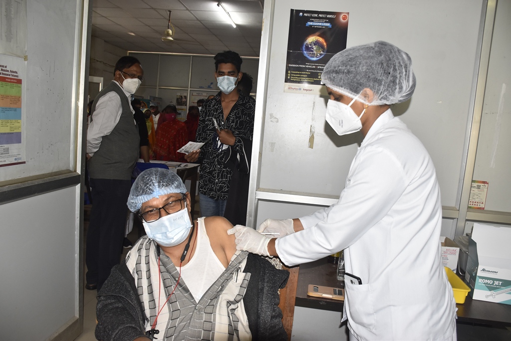 बुस्टर डोज की खुराक देने की शुरूआत स्वास्थ्य कर्मियों से
