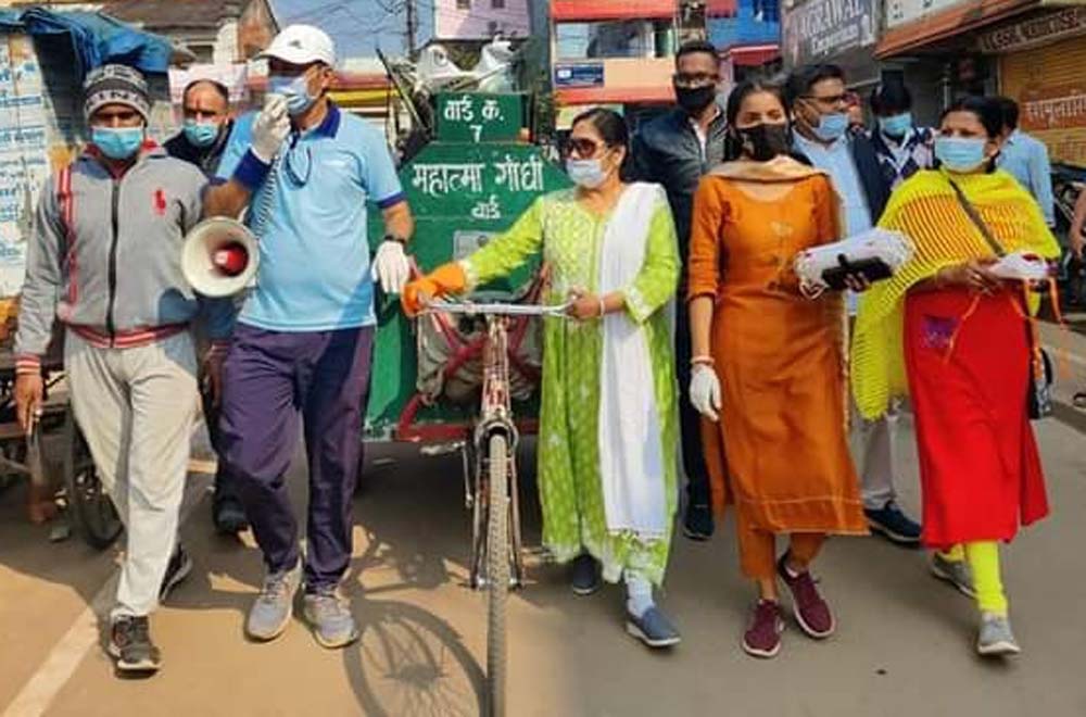 ब्रांड एम्बेसडर संग रिक्शा लेकर कचरा कलेक्शन करने निकलीं नपाध्यक्ष ब्रांड एम्बेसडर संग रिक्शा लेकर कचरा कलेक्शन करने निकलीं नपाध्यक्ष