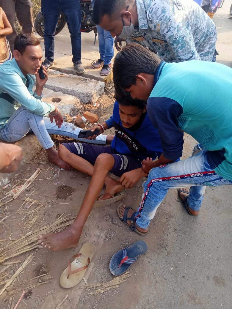 मोटरसाइकिलों में भिड़ंत, 3 जख्मी