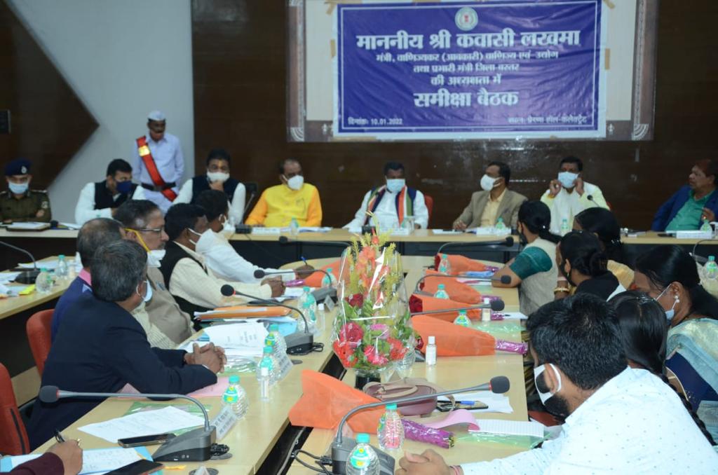 कोरोना को हराने के लिए सभी मिलकर करें काम- लखमा