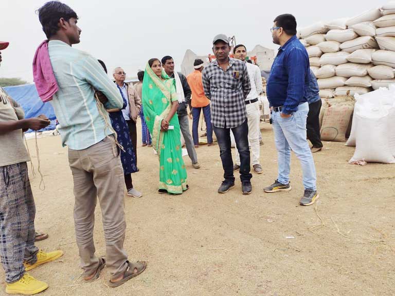 जिपं सदस्य पाल ने किया सहकारी समिति का निरीक्षण जिपं सदस्य पाल ने किया सहकारी समिति का निरीक्षण