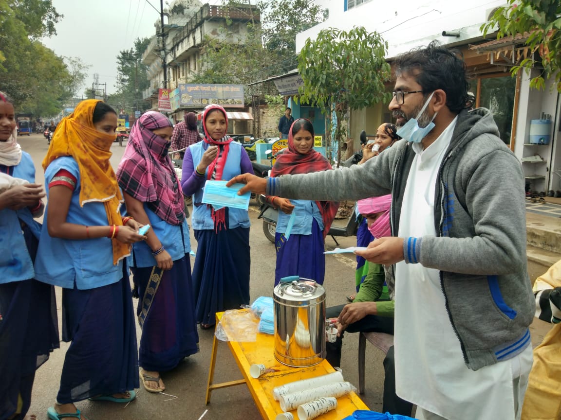 युवा सेवा संघ ने किया काढ़ा वितरित युवा सेवा संघ ने किया काढ़ा वितरित