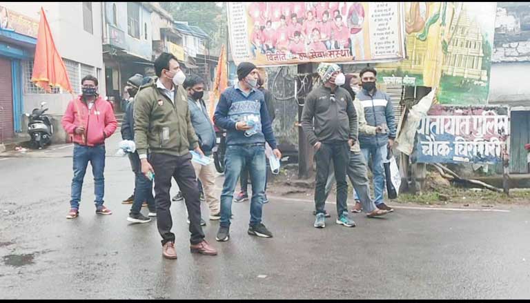 हिंदू सेना ने बांटे मास्क और सैनिटाइजर हिंदू सेना ने बांटे मास्क और सैनिटाइजर