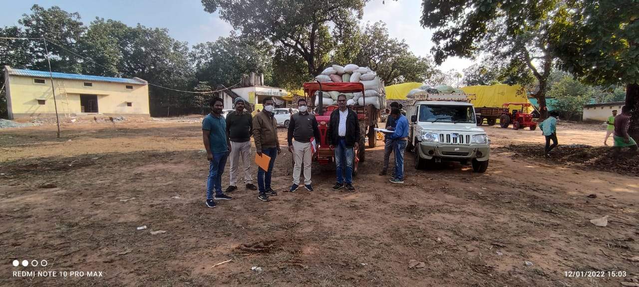 कोचिया का धान बेचने की कोशिश कर रहा था किसान