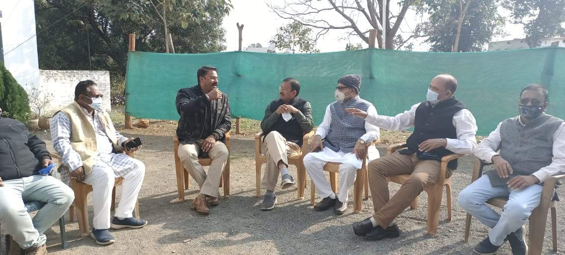 कुन्दीकला में पीडि़त पंचायत सचिव व परिवार से मिले भाजपाई