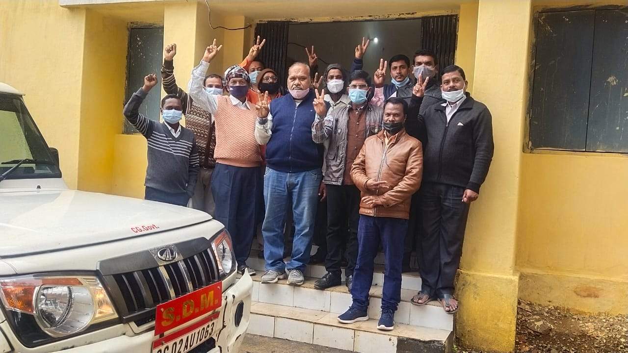 अधिकारी-कर्मचारी फेडरेशन पदाधिकारी ने सौंपा ज्ञापन