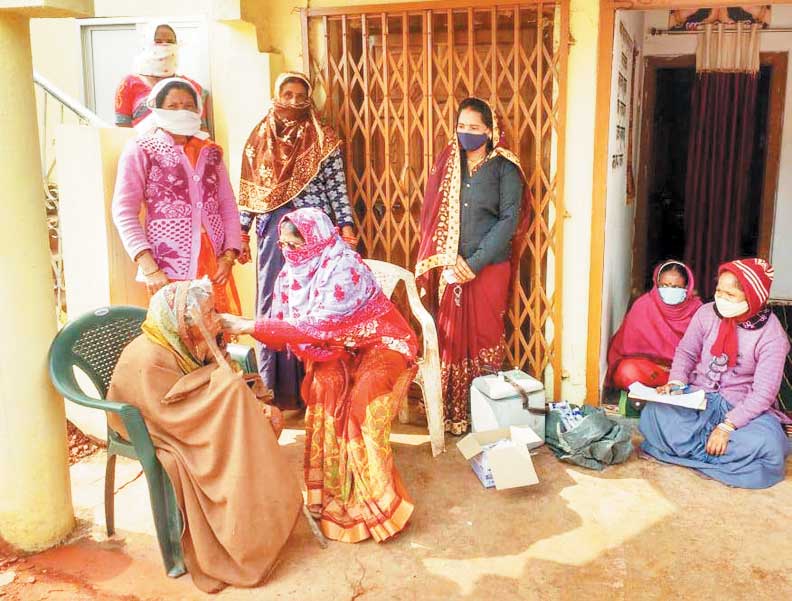 98 बरस की रासोबाई ने डोज लगवाकर दिया जागरूकता का संदेश 98 बरस की रासोबाई ने डोज लगवाकर दिया जागरूकता का संदेश