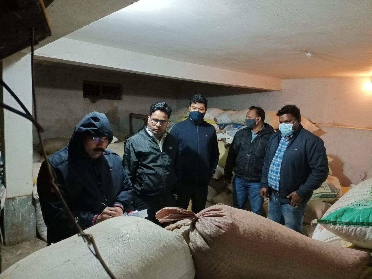 किराना स्टोर्स में भण्डारित 1100 बोरी धान जब्त