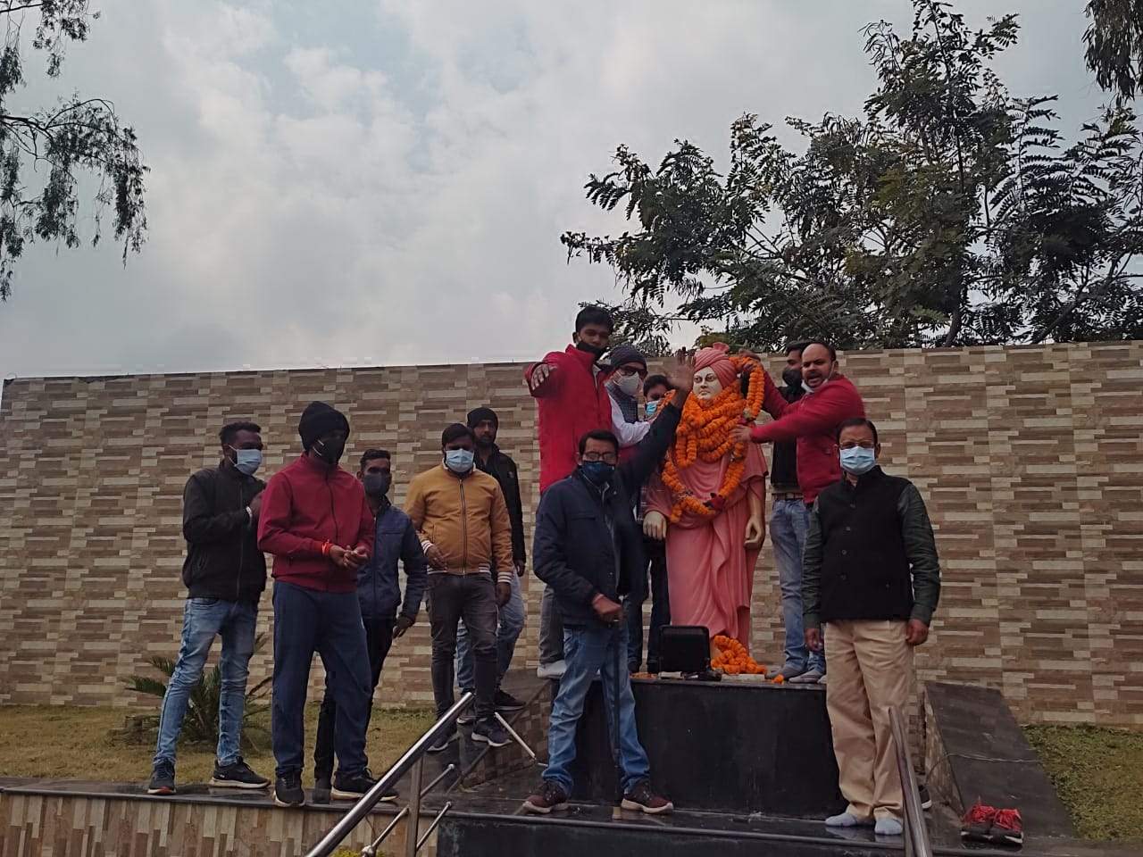 विवेकानंद के आदर्शों को आत्मसात करने का संकल्प