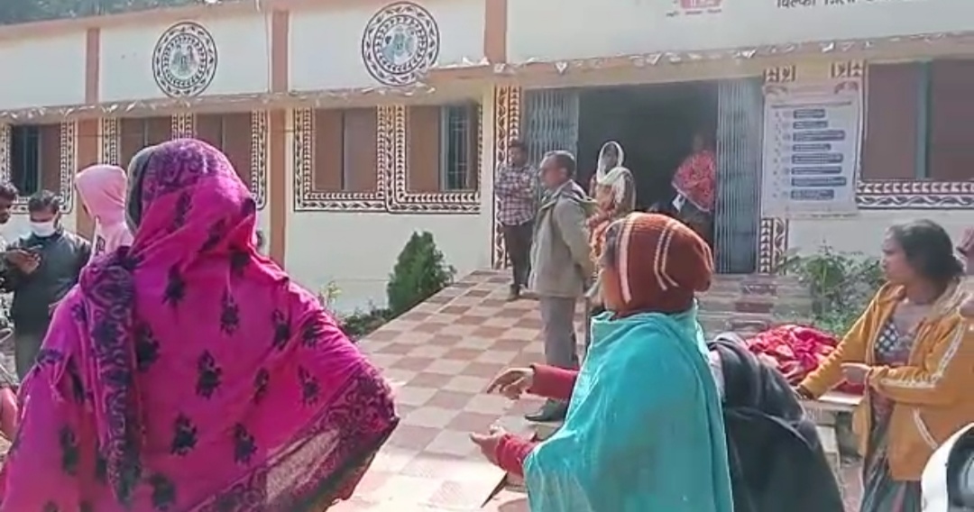 आदिवासी ने दिया मृत शिशु को जन्म