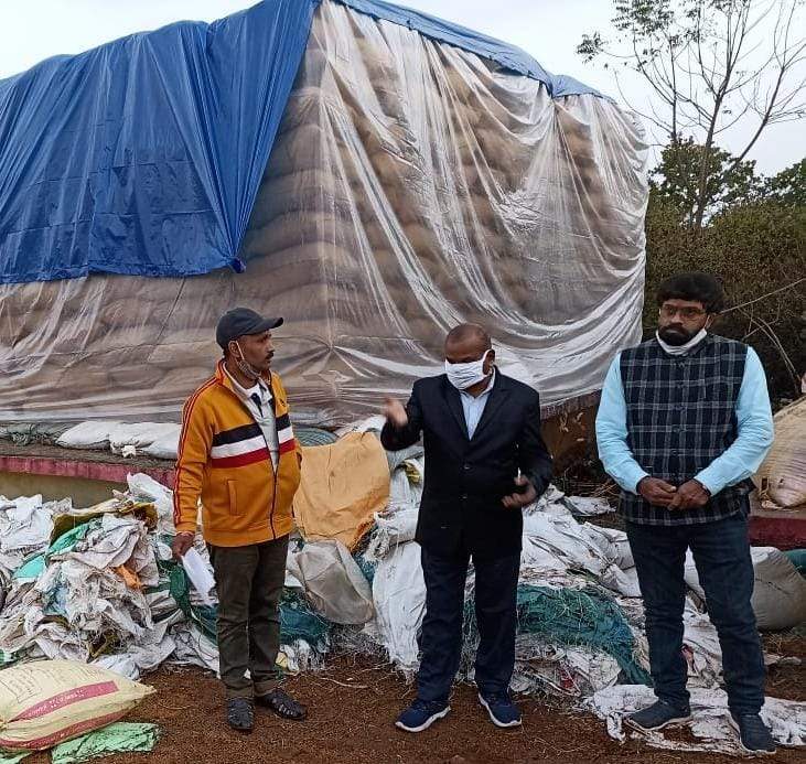 कमिश्नर ने किया छोटे देवड़ा धान उपार्जन केन्द्र का औचक निरीक्षण