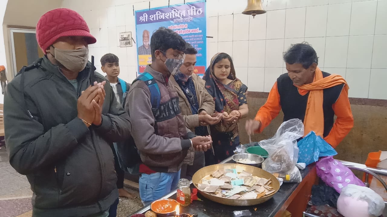 संक्रांति पर मंदिरों में उमड़ी भीड़ संक्रांति पर मंदिरों में उमड़ी भीड़